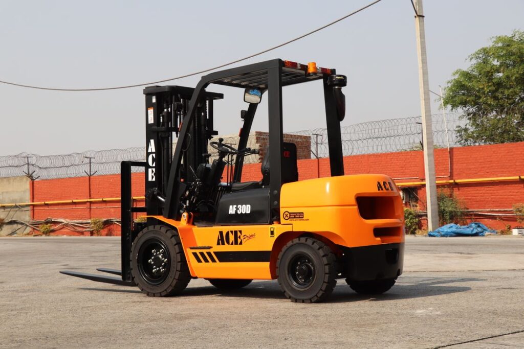 Xe nâng trong sân bãi công nghiệp minh họa