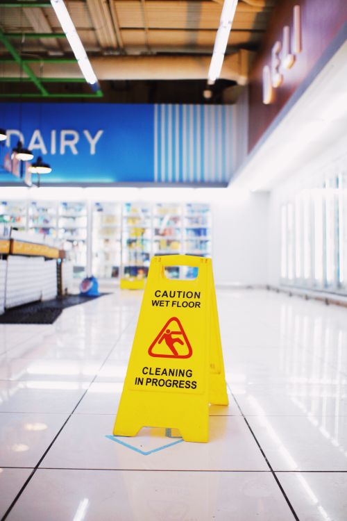 Biển cảnh báo sàn ướt đặt tại khu vực sàn trơn trượt khi ướt