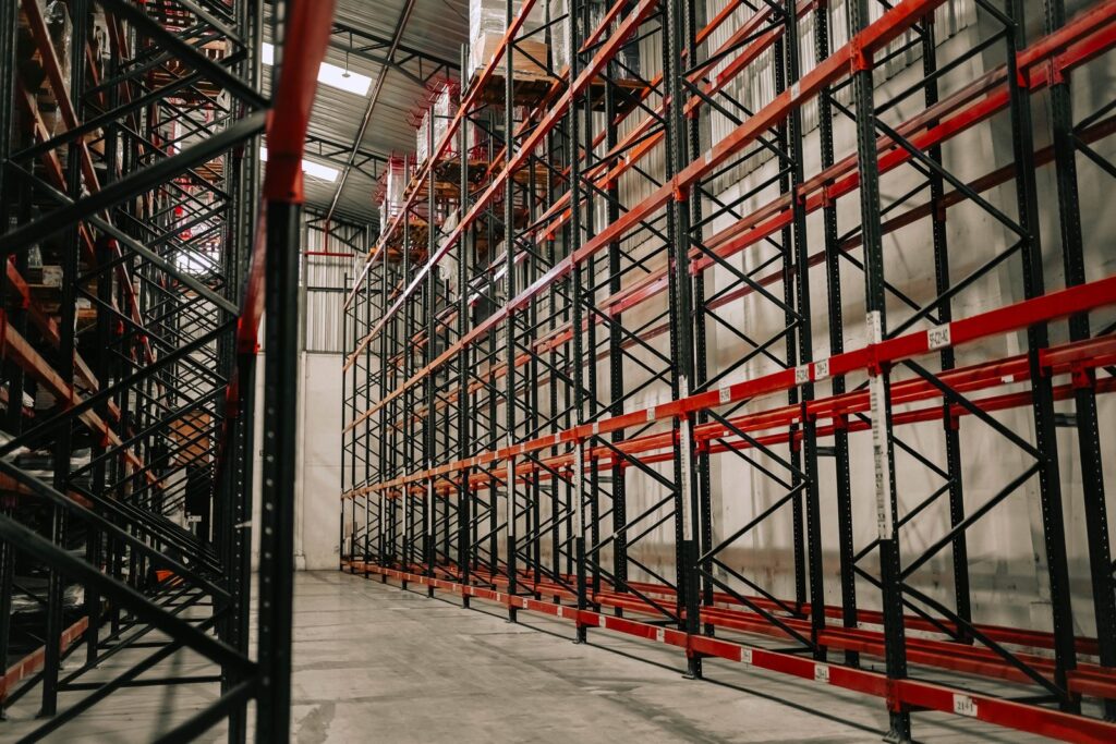 Bên trong nhà kho logistics với kệ chứa hàng