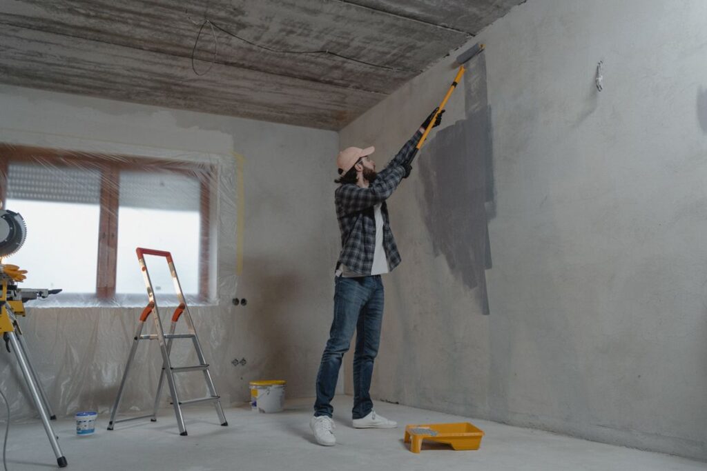 Thợ sơn dùng con lăn sơn trong nhà, minh họa điều kiện thi công sơn epoxy