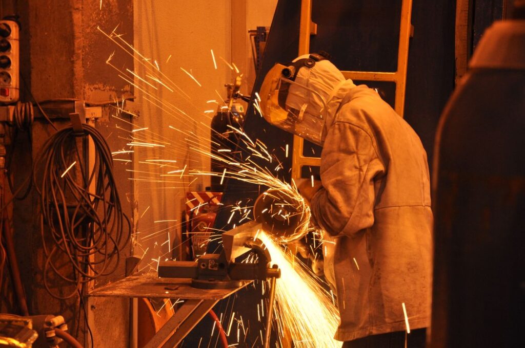 Công nhân mài kim loại trong xưởng