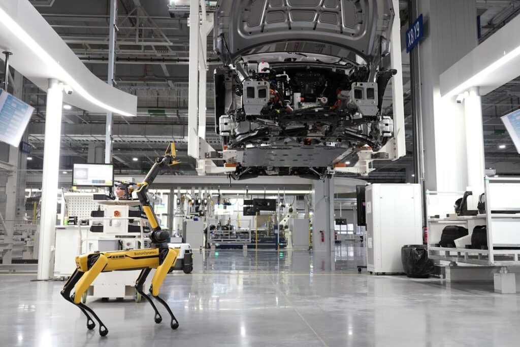 Robot trong nhà máy ô tô