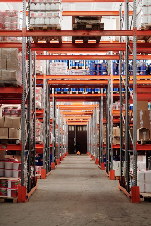 Kho logistics với kệ hàng và sàn công nghiệp