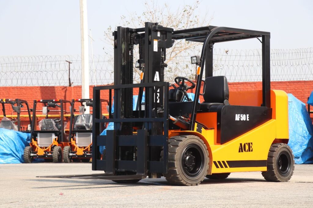 Xe nâng điện trong khu vực nhà xưởng