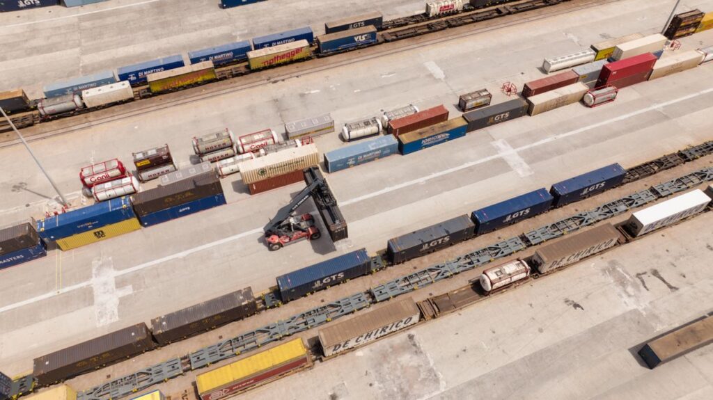 Trung tâm logistics nhìn từ trên cao với container và xe nâng