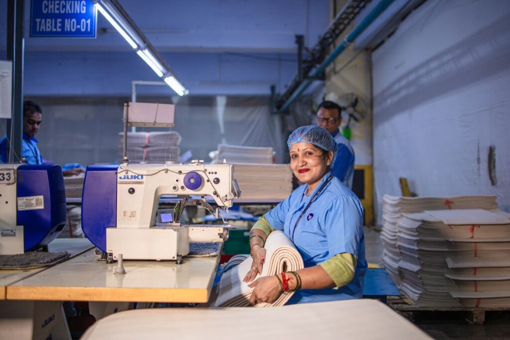 Xưởng dệt may với máy may công nghiệp — ảnh stock minh họa