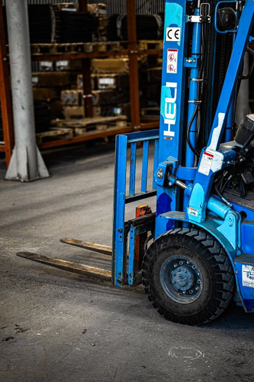 Xe nâng trong kho hàng — ảnh stock minh họa