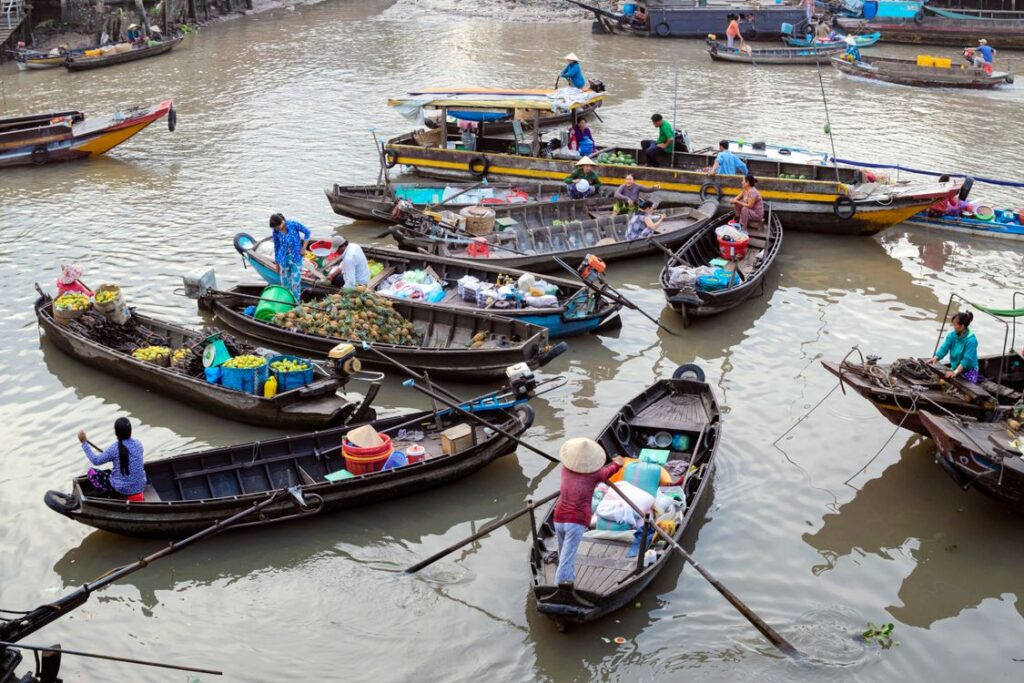 Thuyền chở hàng trên sông — ảnh stock minh họa giao thương đường sông