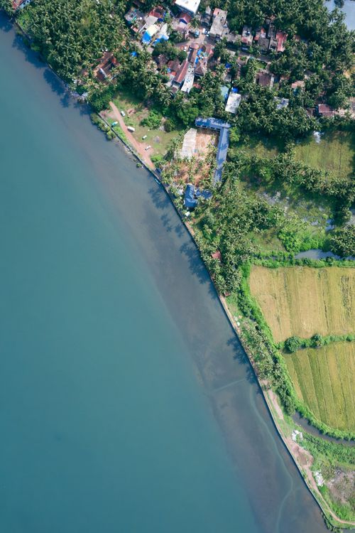 Làng ven biển và sông nhìn từ trên cao, minh họa chung cho môi trường ven biển