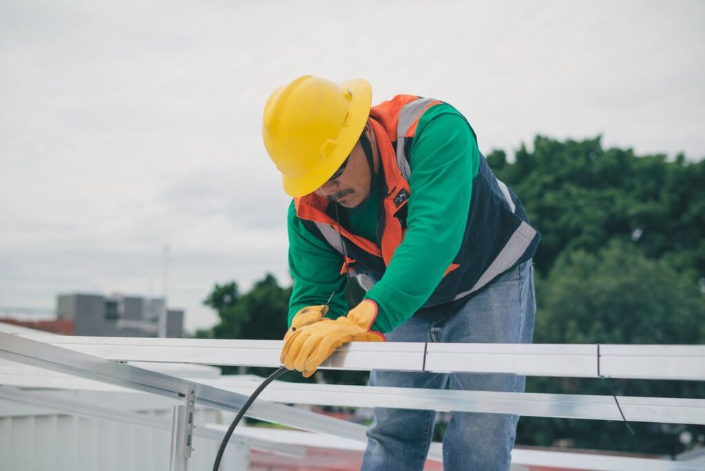 Công nhân mang đầy đủ bảo hộ làm việc tại công trình
